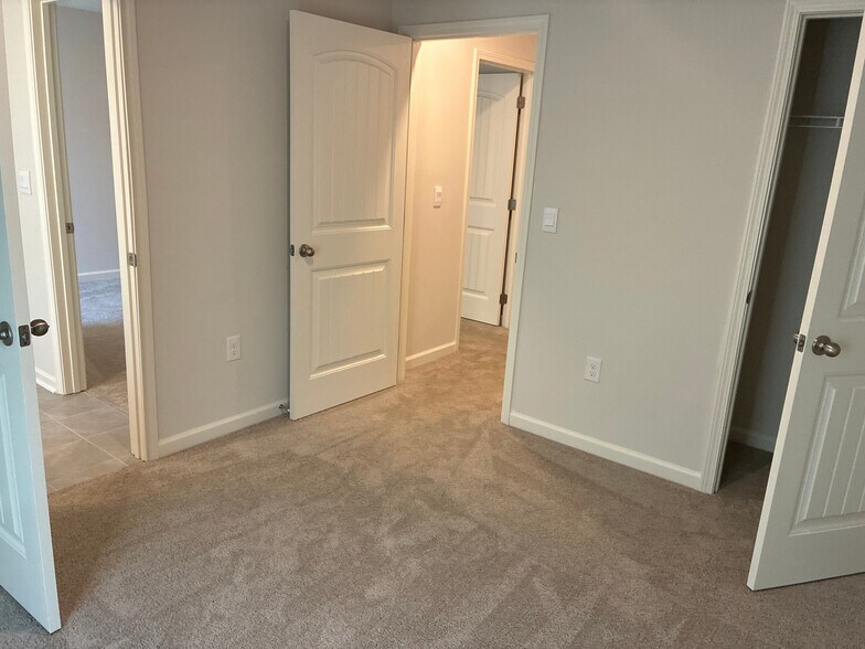 Building Photo - Room in Townhome on Poppy Ct