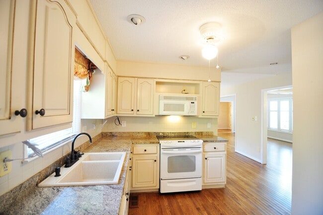 Building Photo - Large home with a pool.