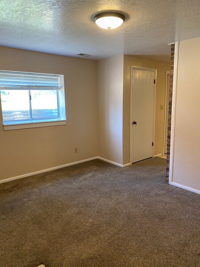 Building Photo - 1056 E 600 S