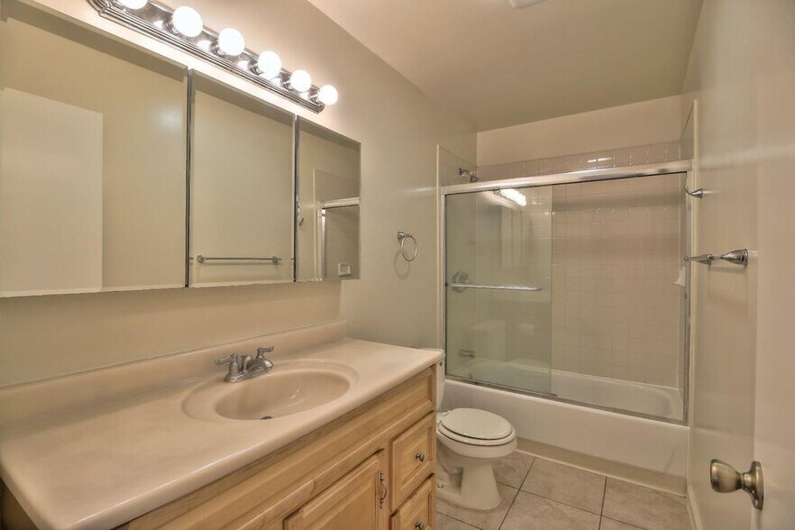 Bath Room 2 - 946 Kiely Blvd