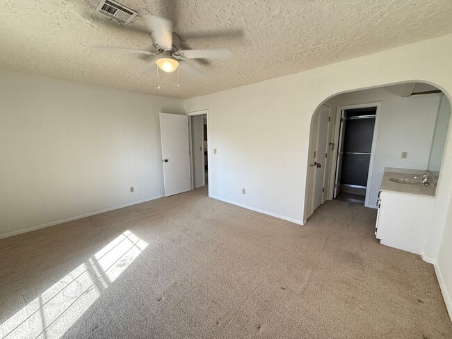 Building Photo - 2 bed 2 bath Duplex in with Large Living Room.