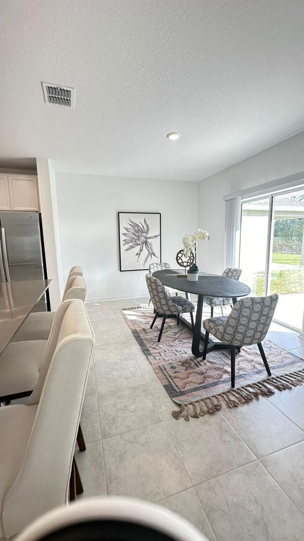 Building Photo - Bright & Open 4 Bed, 2 Bath Residence in Davenport!