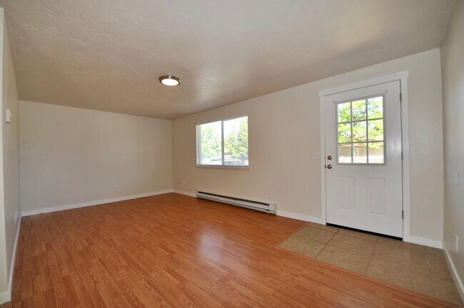 Building Photo - 1526 E Mary Ln