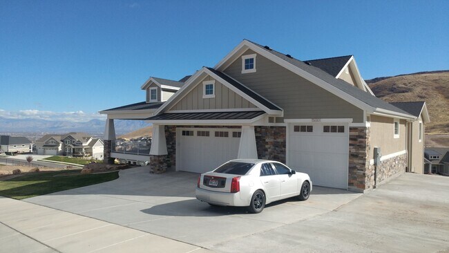 Building Photo - 15001 S Cedar Heights Dr
