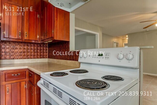 Building Photo - 531 21st St E