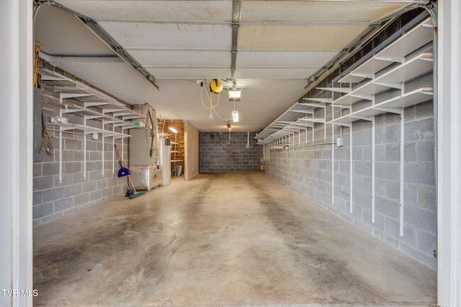 Building Photo - 119 Amanda Ln