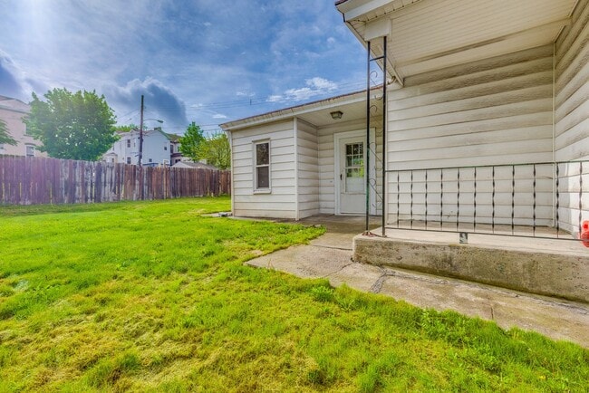 Building Photo - 221 Millbridge St