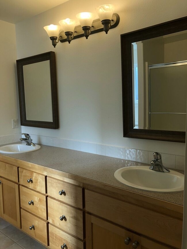 Building Photo - Nice 4 bedroom home with open floor plan and great outdoor space