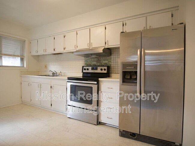 Building Photo - 3012 Glenan Dr