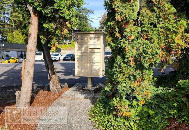 Building Photo - 8500 SW Canyon Dr