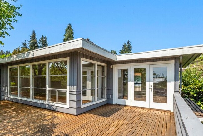 Building Photo - Classic Mid-Century Modern Air Conditioned...