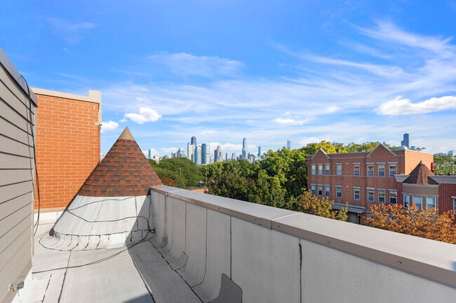 Building Photo - 720 W Evergreen Ave