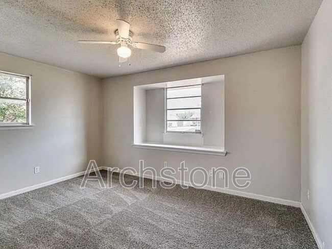 Building Photo - 3217 Overland Dr