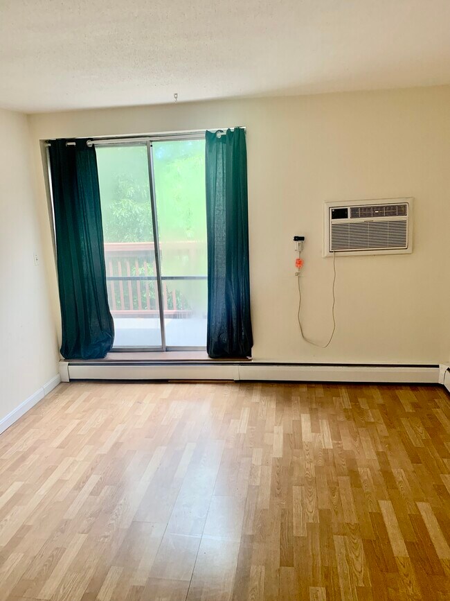 Building Photo - 144 Kenrick St