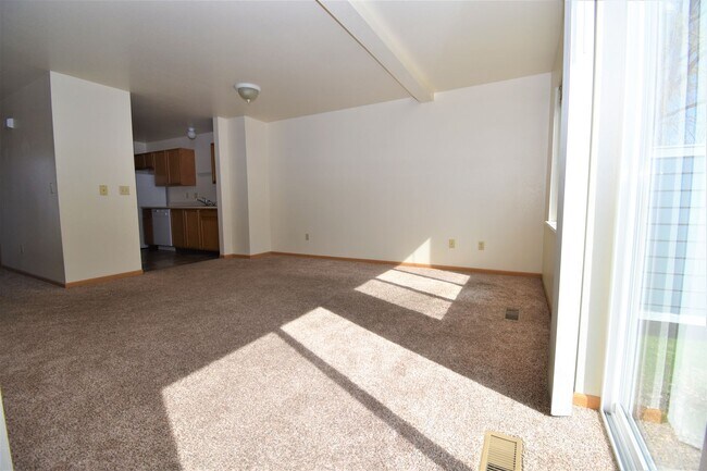 Building Photo - Townhouse style 2 bedroom 1.5 Bath with Attached Garage! Great Location!