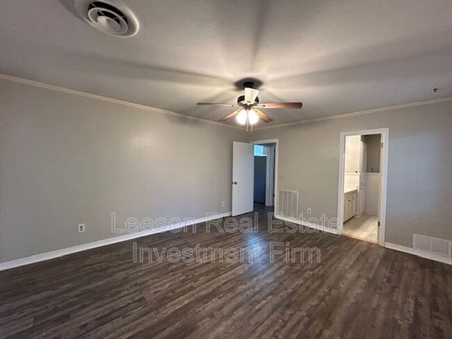 Building Photo - 241 Rossitter St