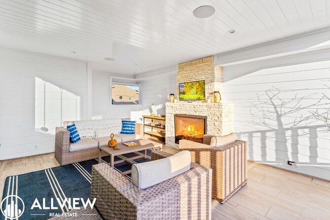 Building Photo - Gorgeous 3 bed 3.5 bathroom home available...