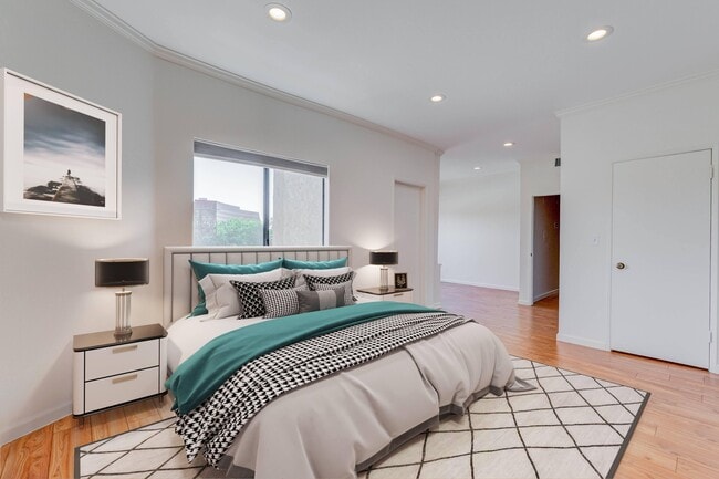 Building Photo - 832 Palm Ave