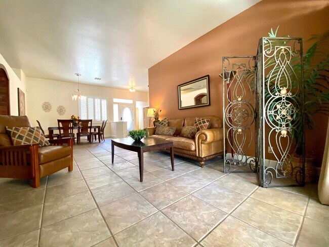 Building Photo - Furnished 4 Bedroom Pool Home - 6 month lease