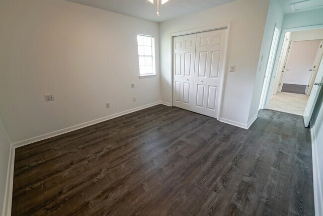 Building Photo - 251 S Villas Ct