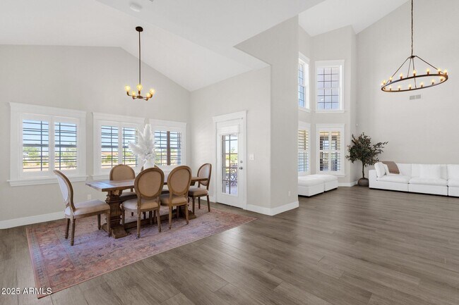 Building Photo - 856 W Quail Cir