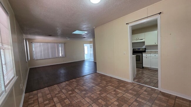 Building Photo - 4 Bedroom 2 Bath Single Family Home w/ 2 Bonus Rooms