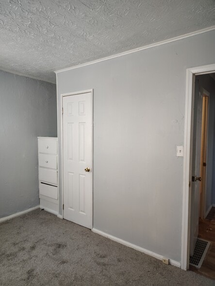 Building Photo - 1936 Shaftesbury Rd