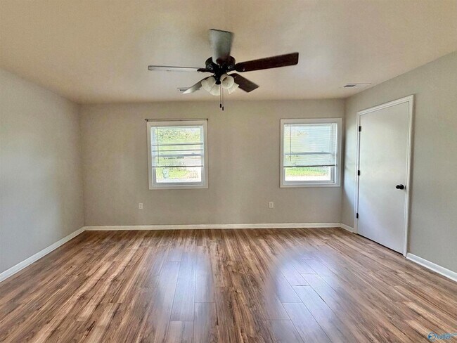 Building Photo - 2110 Fernbrook Dr NE