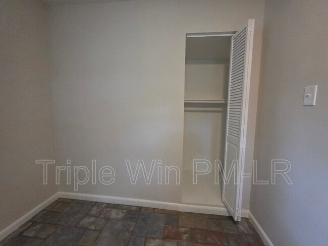 Building Photo - 5425 Chauvin Dr