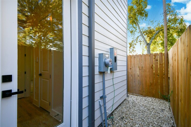 Building Photo - 3229 Tuam St