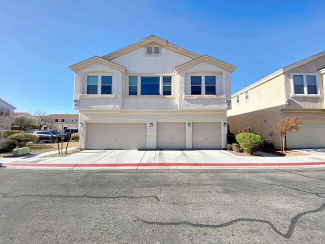 Building Photo - 2 BEDROOM 2 BATH TOWNHOME IN GATED COMMUNITY