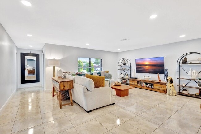 Building Photo - 932 Evergreen Dr