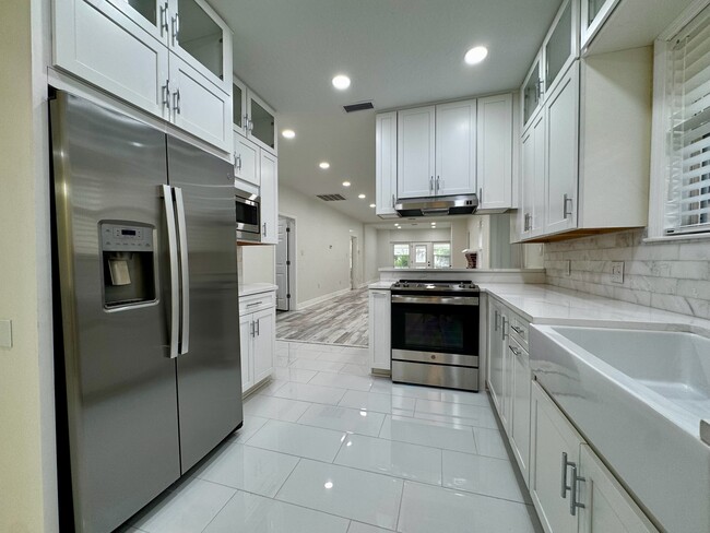 Building Photo - 409 S Willow Ave