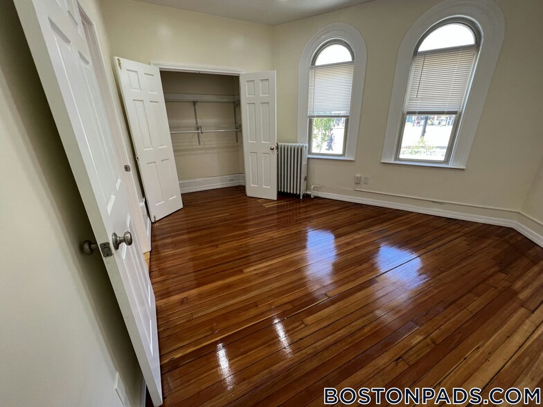 Building Photo - 879 Beacon St