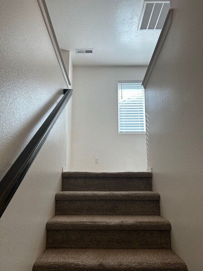 Building Photo - 3 Bedroom plus Loft For Rent! Victory Sout...