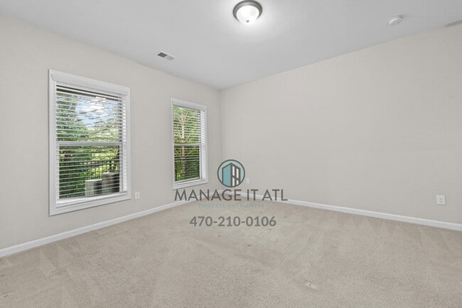 Building Photo - A beautifully maintained 3-bedroom, 3.5-ba...