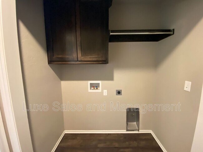 Building Photo - 749 SW 14th St