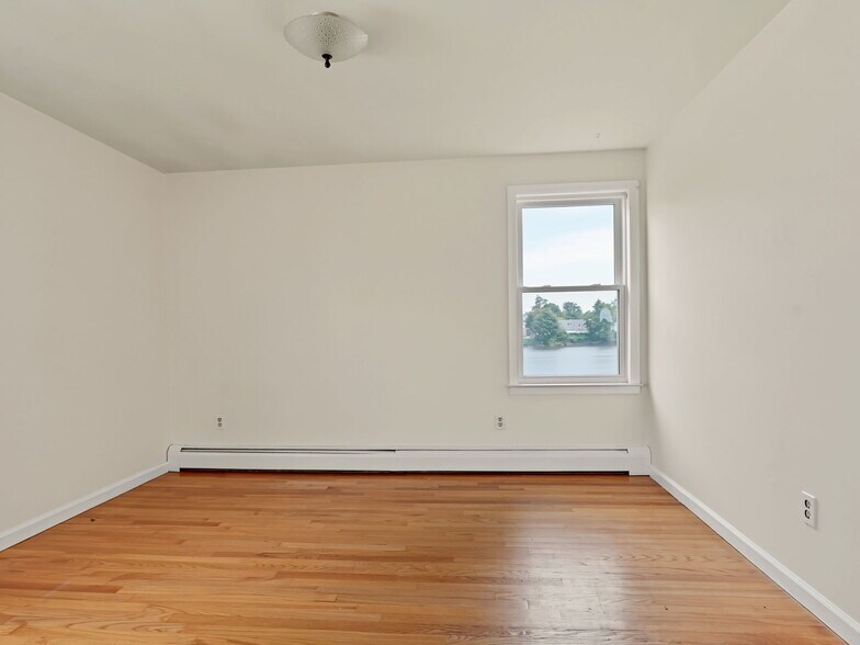Building Photo - 108 Kenwood Ave