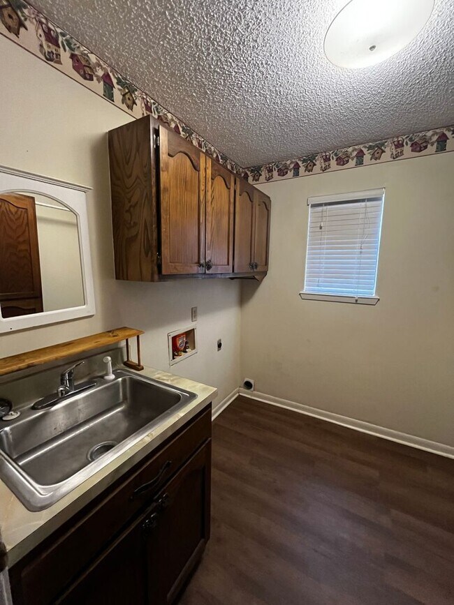 Building Photo - 3834 Lake Ridge Dr