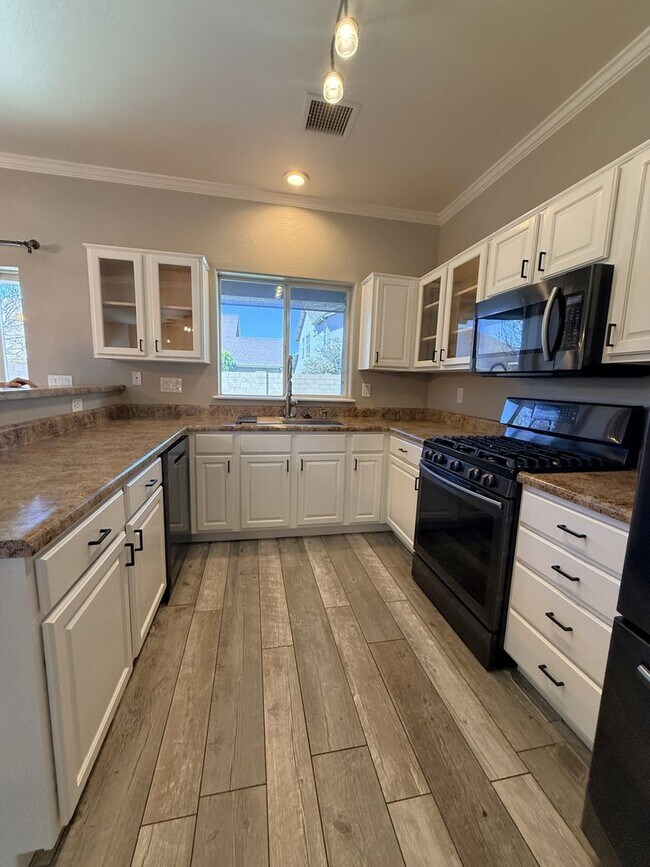 Building Photo - Adorable 3 Bedroom - 2 Bath - 2 Car Garage in Quailwood