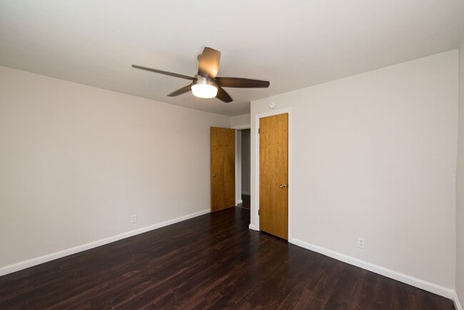 Building Photo - Extra Spacious Top Unit Duplex