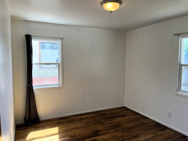 Building Photo - Pet-Friendly 2/1 Eureka Home With Large Ya...
