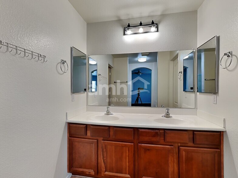 Building Photo - 2992 W Belle Ave