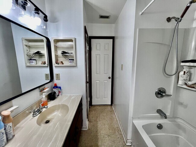 Building Photo - Spacious 3 bedroom home in Wesleyan Chase
