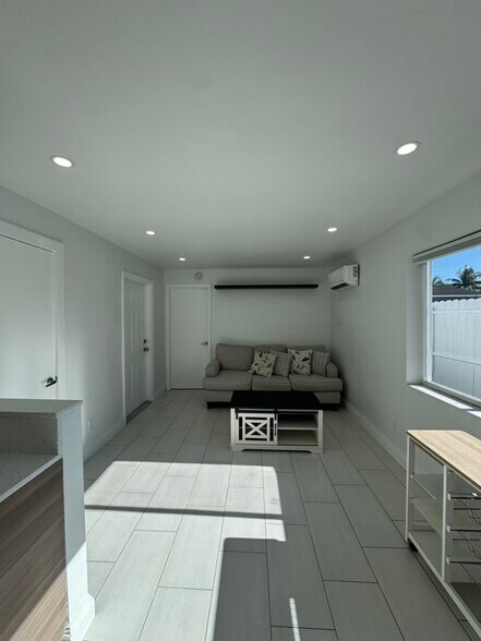 Building Photo - 2415 Thomas St