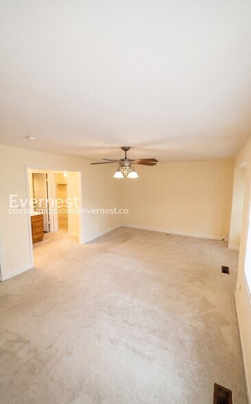 Building Photo - 12135 Salemtown Dr