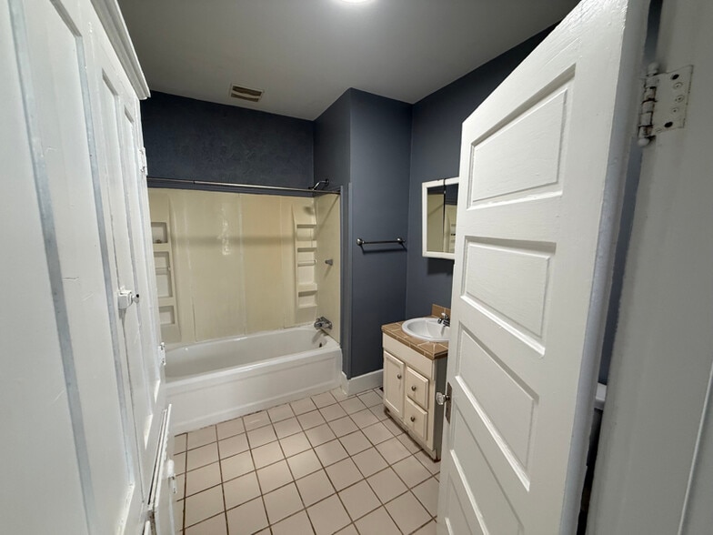 Building Photo - 1102 S 7th St