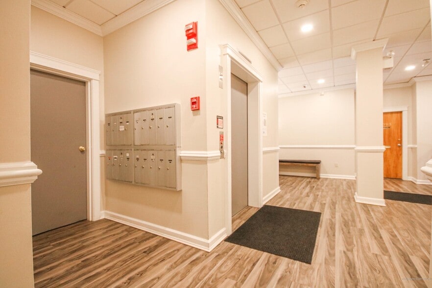 Elevator / Mail - 99 Silver St