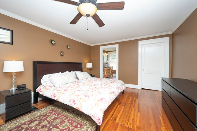 Building Photo - 214 N Sunset Dr