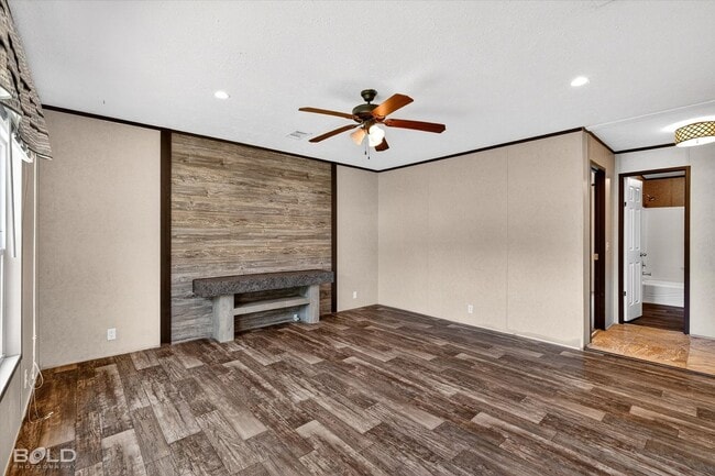 Building Photo - 4BD/2BA home with fenced back yard.